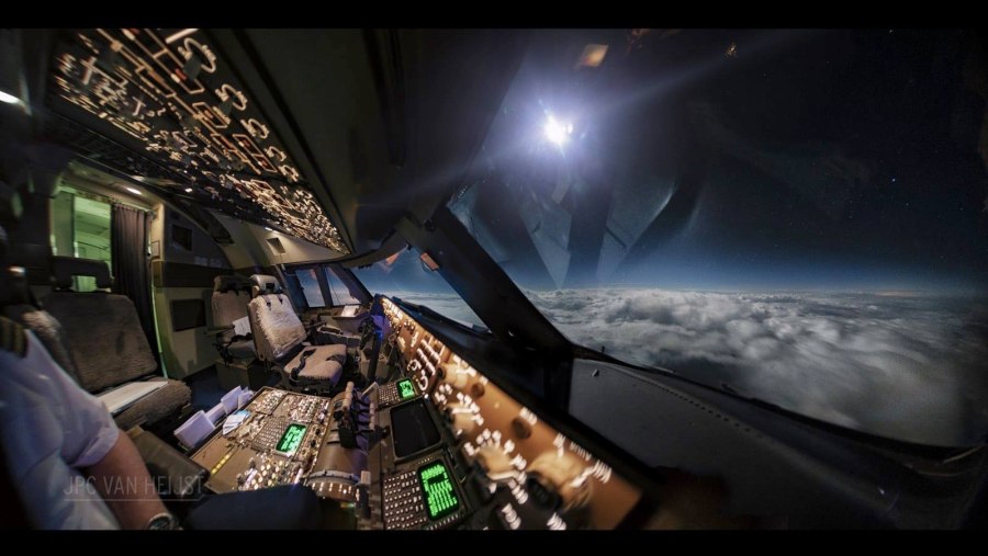 Кабина самолёта Boeing 777