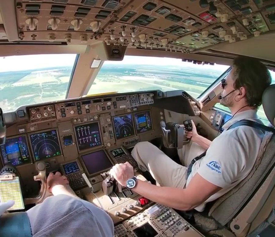 747-400 Cockpit