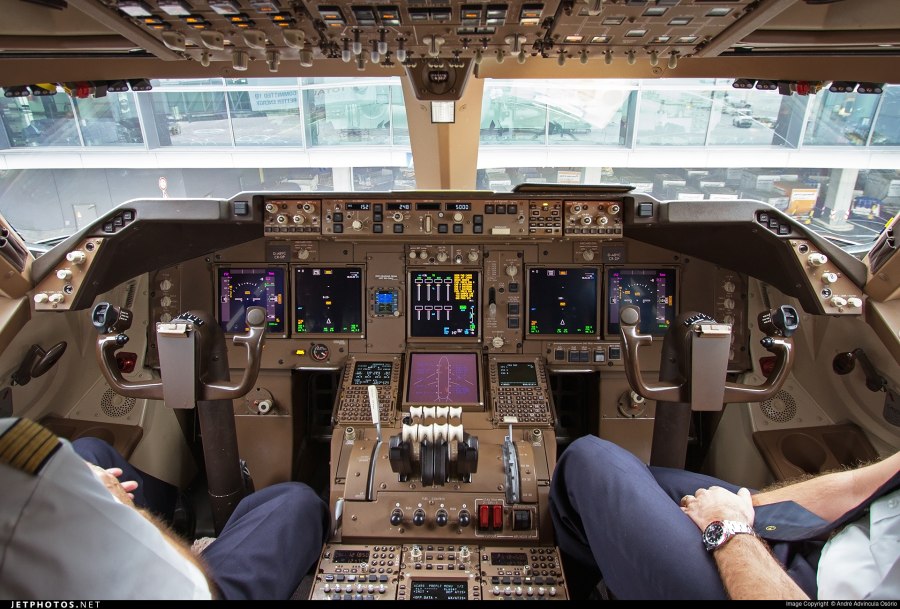 Кабина пилота Боинг 747