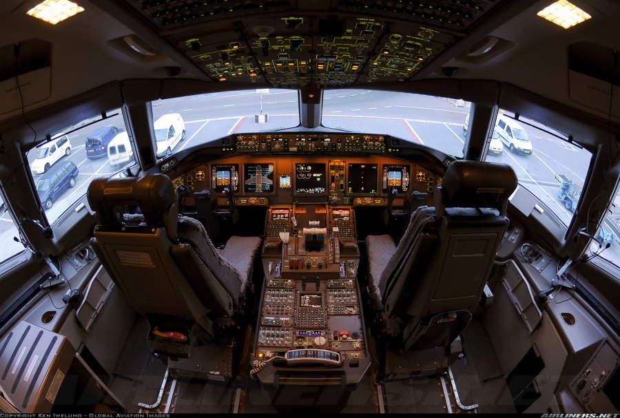 Кабина пилота Боинг 777