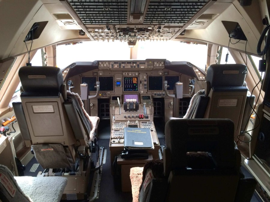 747-800 Cockpit