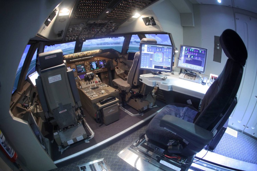 Кабина пилота Боинг 747