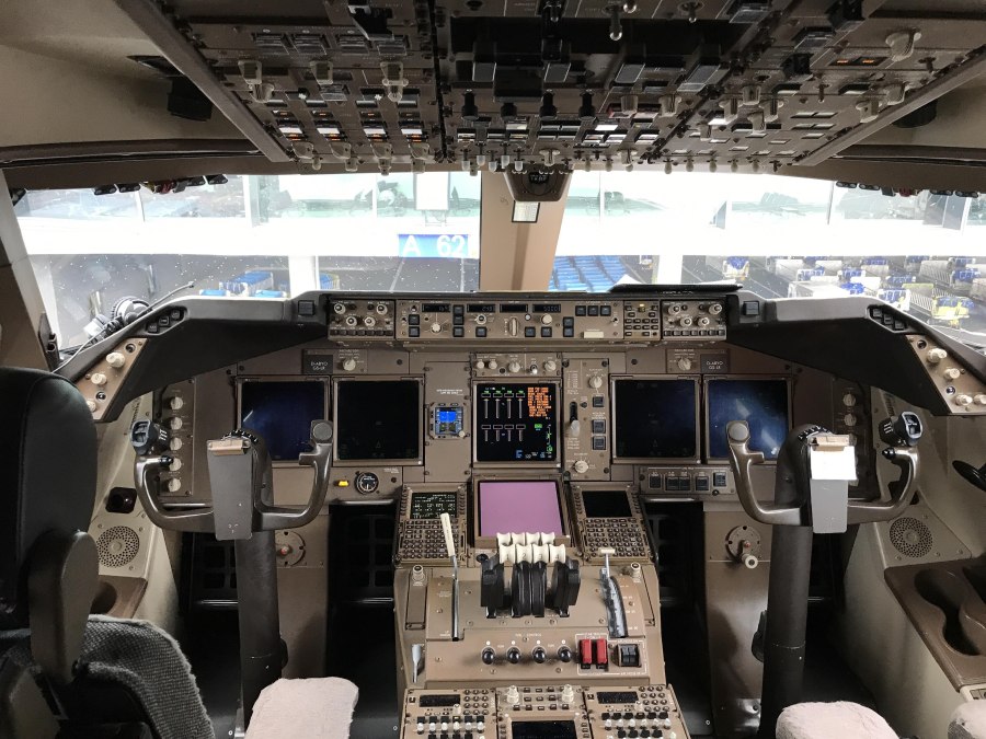 Кабина пилотов Боинг 747 800