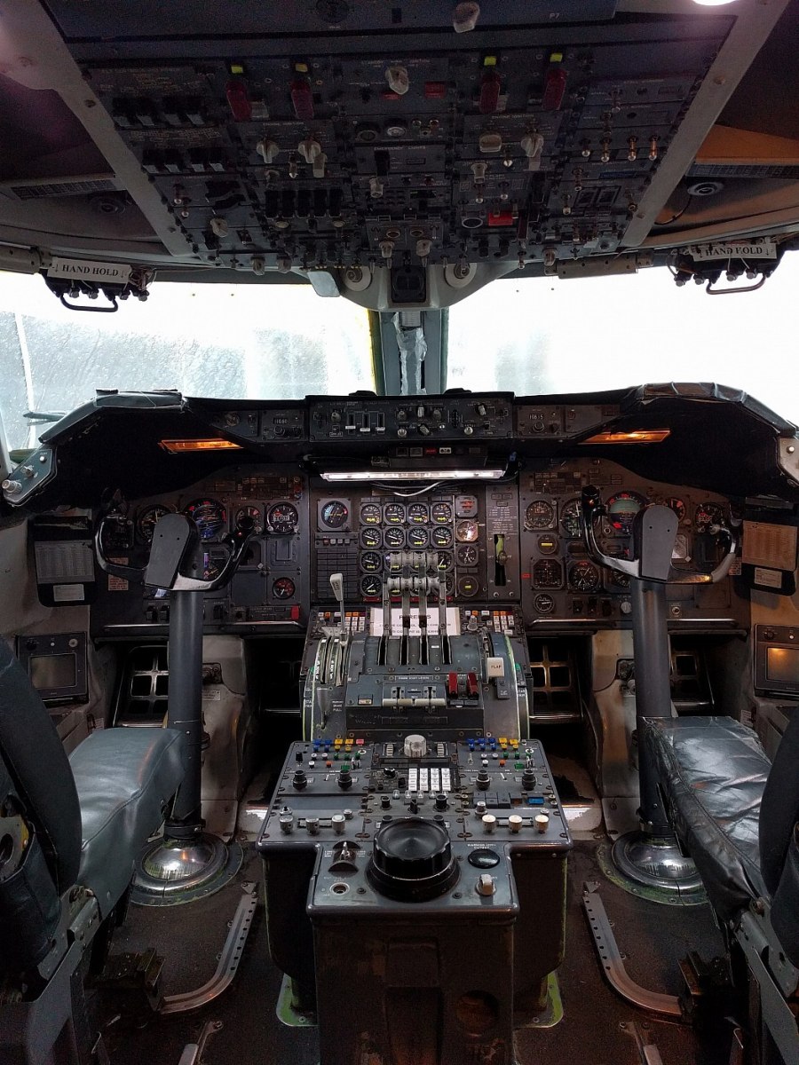 747-400 Cockpit