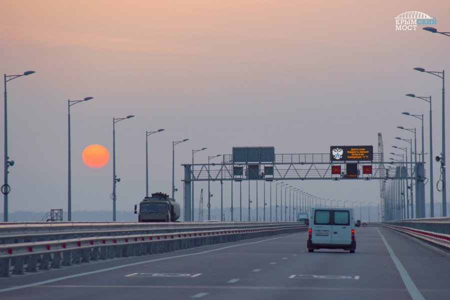 Мост Керчь ночью