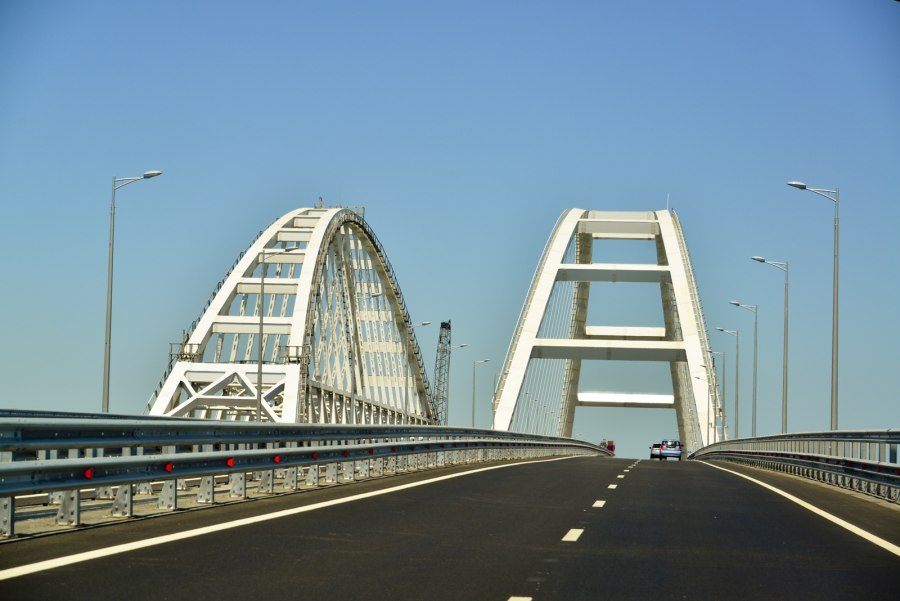 Крымский мост много машин