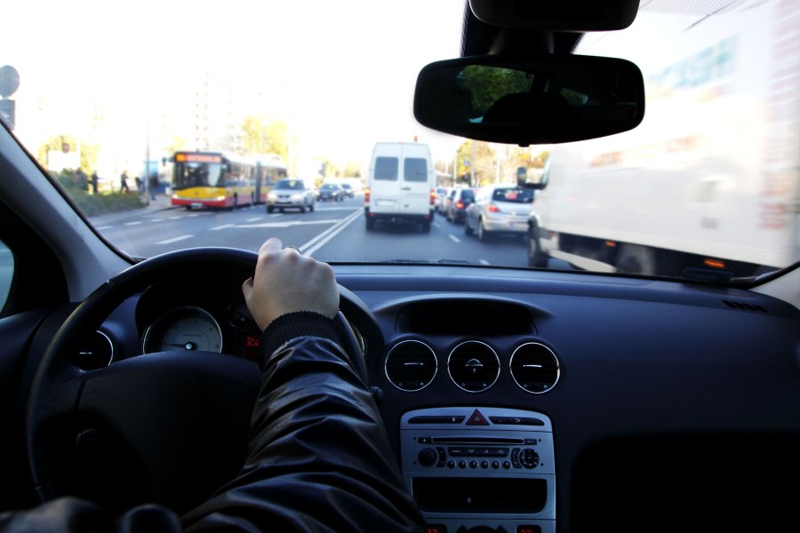 Мужчина за рулем автомобиля без лица