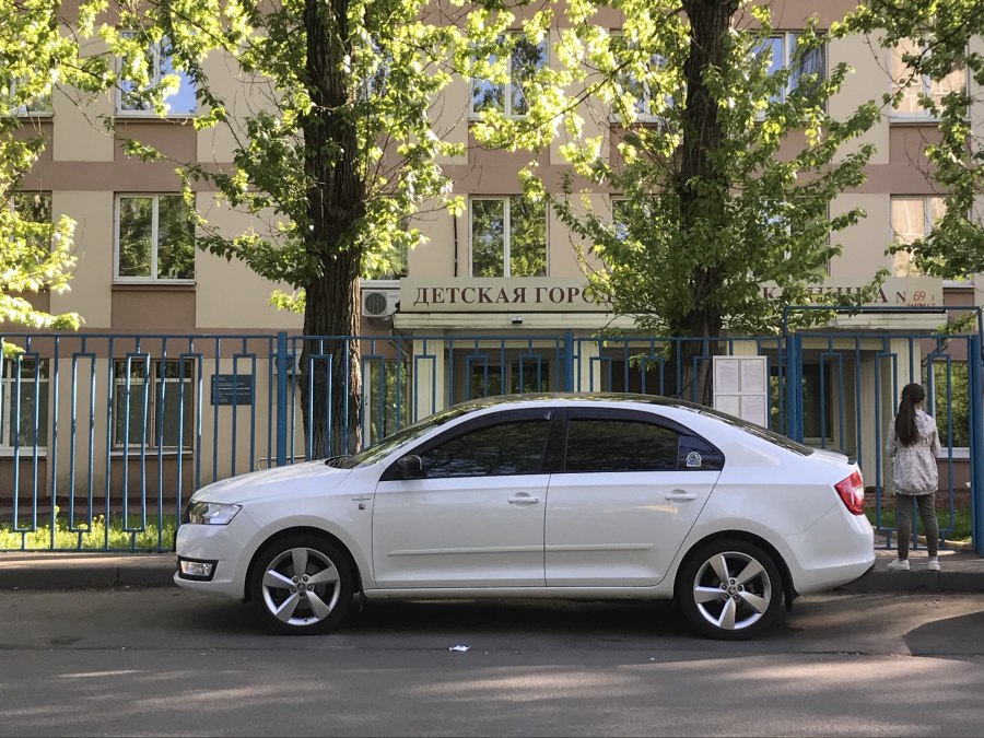 Белый Шкода Рапид 17