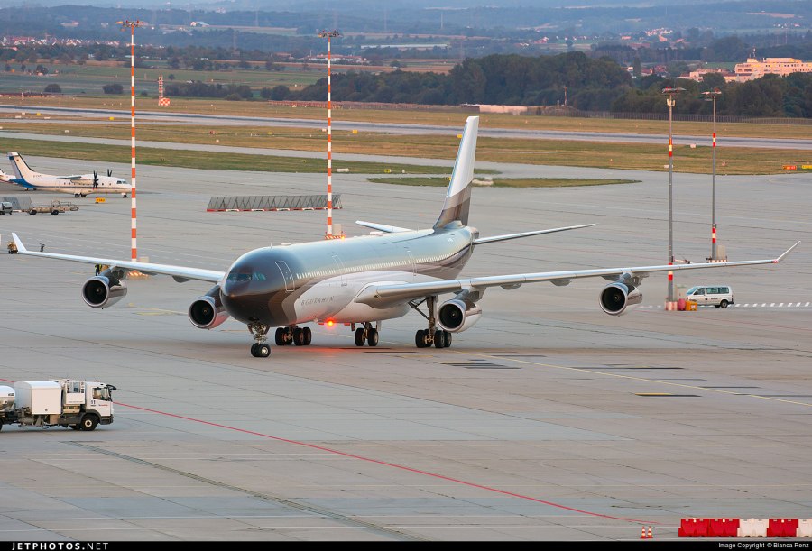 Airbus a340-300 Алишера Усманова