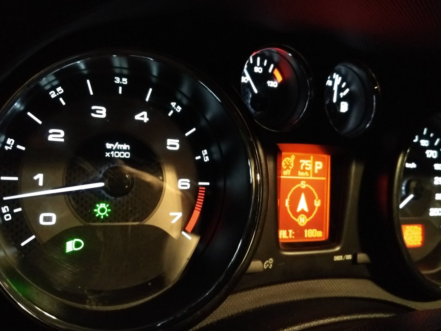 Peugeot 207 i салон