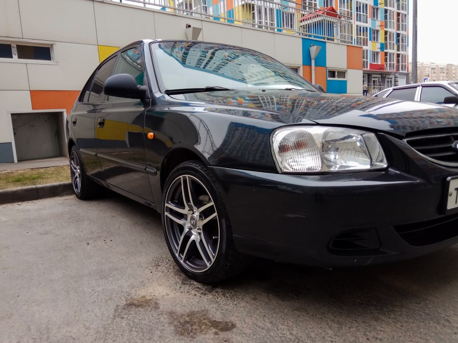 Чёрный Хендай акцент на r16