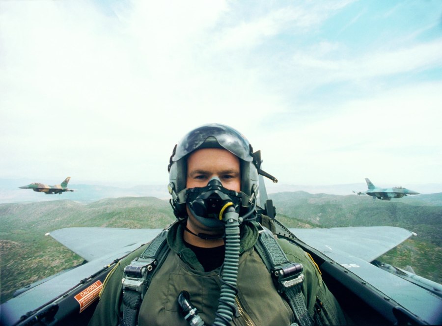 Пилот f-16 в шлеме