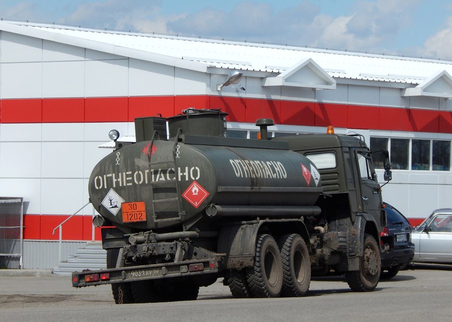 КАМАЗ бензовоз военный 53212
