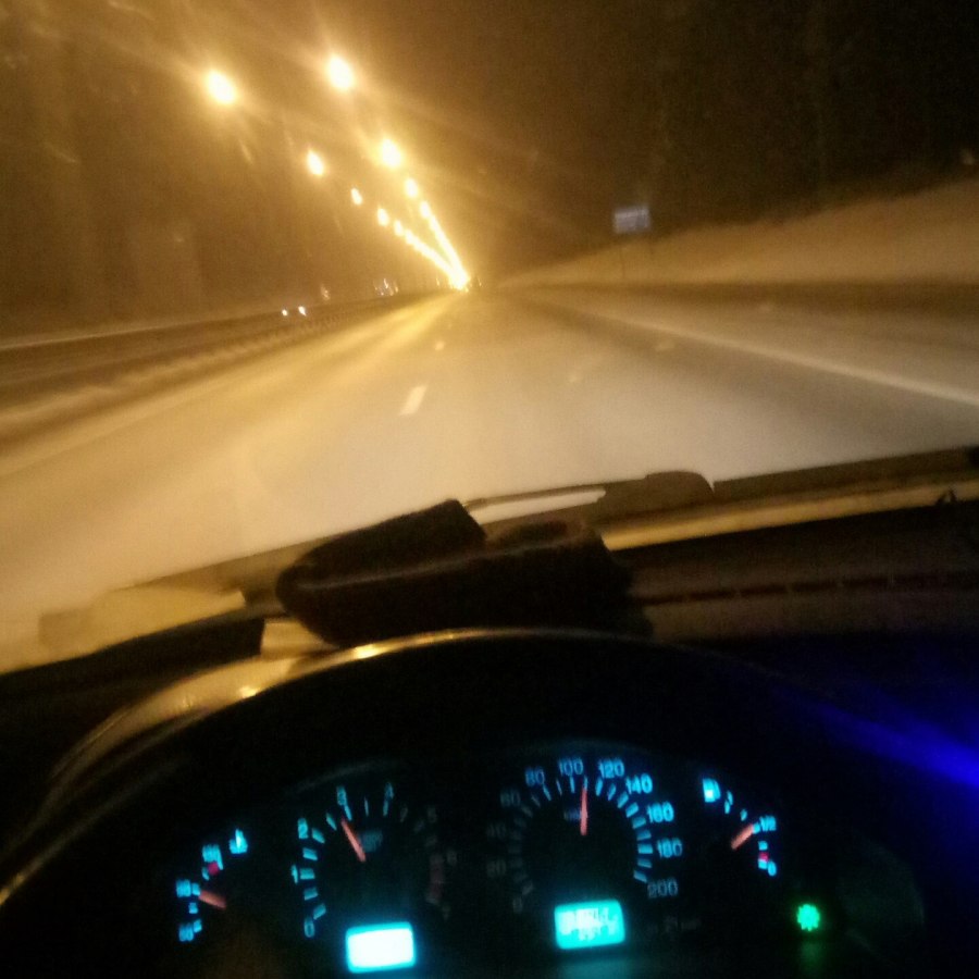 Девушка за рулем автомобиля ночью