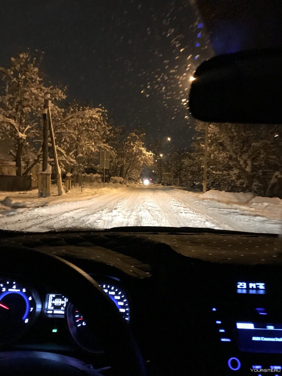 ВАЗ 2114 ночью за рулем