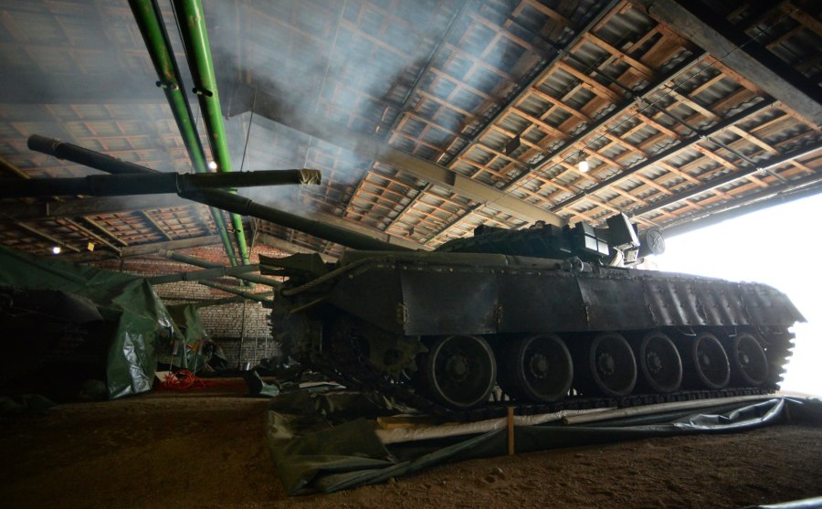 Танк т-34 в ангаре