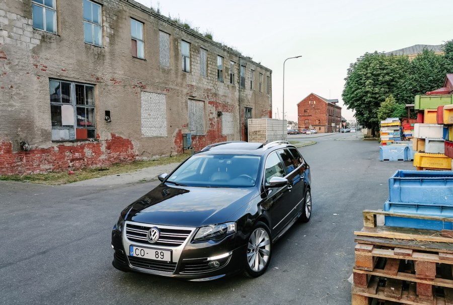 Черная решетка на VW Passat б6