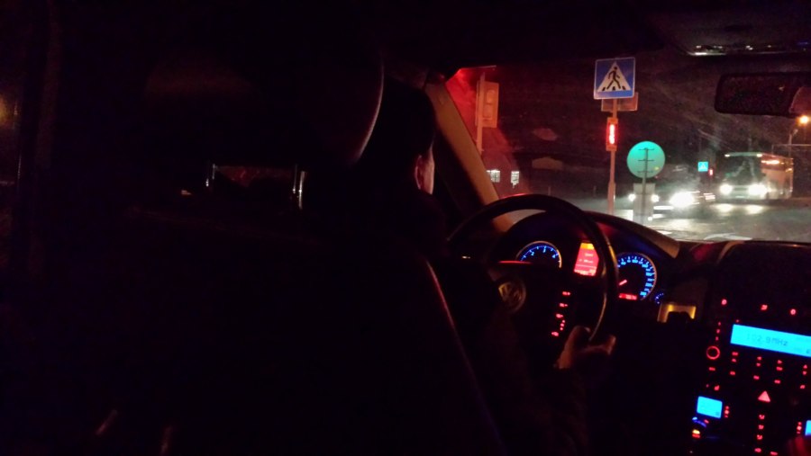 Парень за рулем ночью