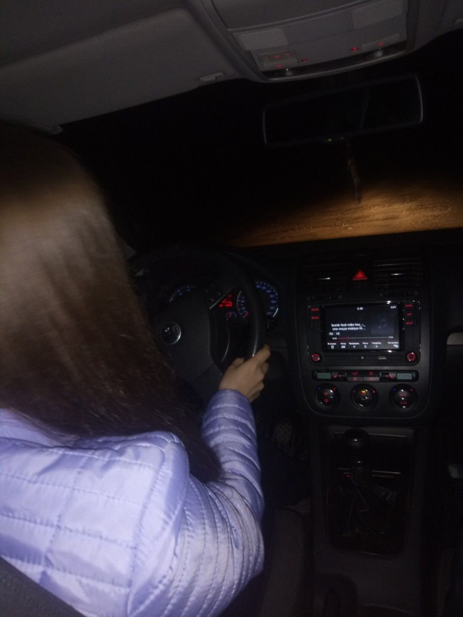Парень с девушкой в машине