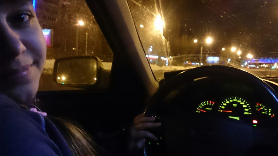 Блондинка в машине ночью