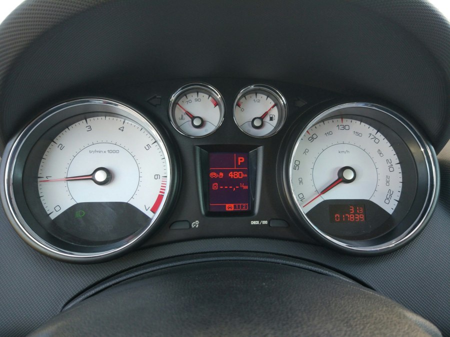 Пежо 307 белая панель приборов