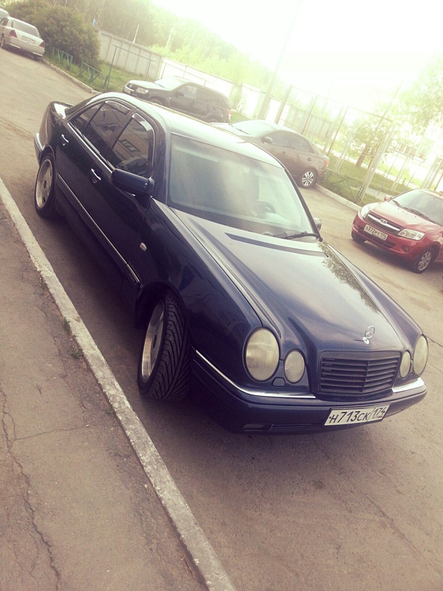 Мерседес очкарик е320