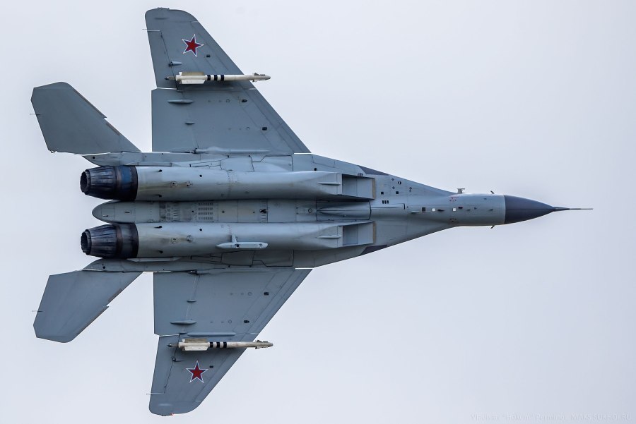 Су-35с истребитель снизу