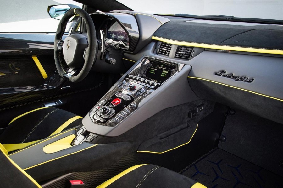 Lamborghini Aventador SVJ салон