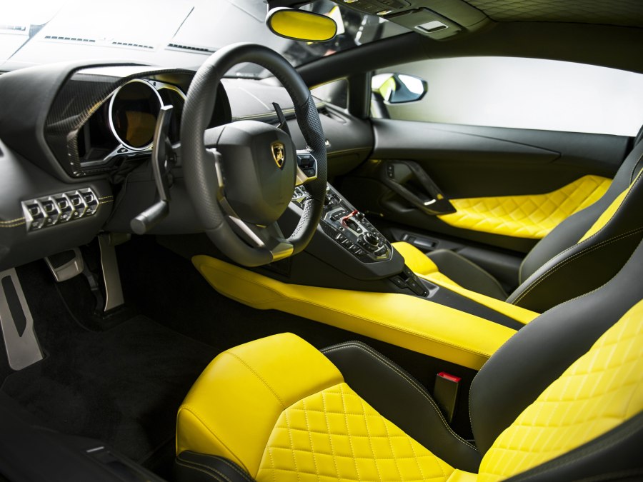 Lamborghini Aventador Roadster 2020 белый салон