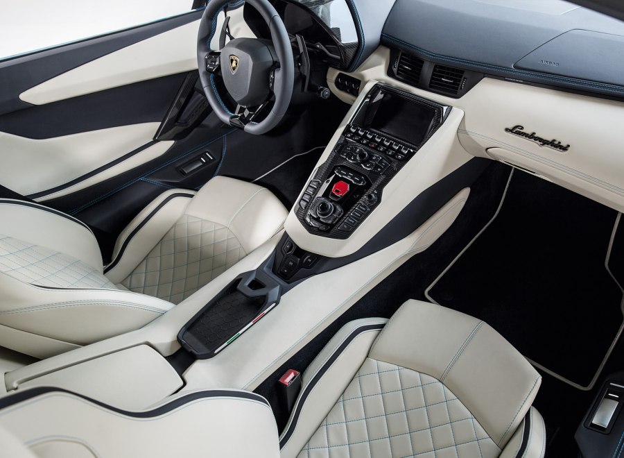 Lamborghini Urus зеленый салон