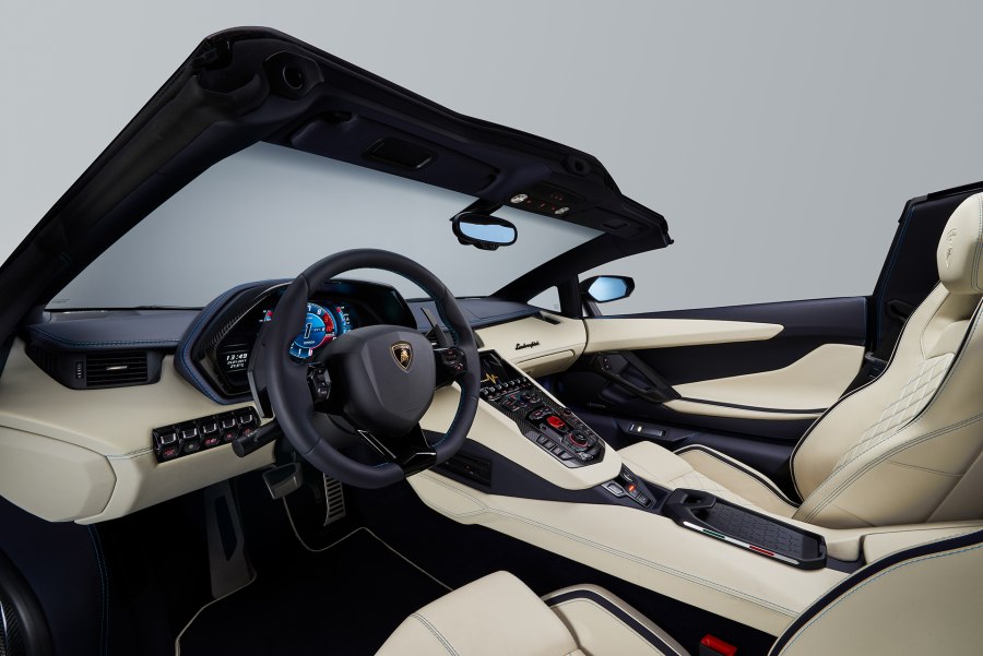 Lamborghini Aventador 2021 салон