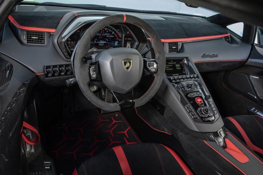 Lamborghini Aventador 2021 салон