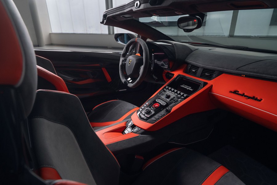 Lamborghini Aventador s салон