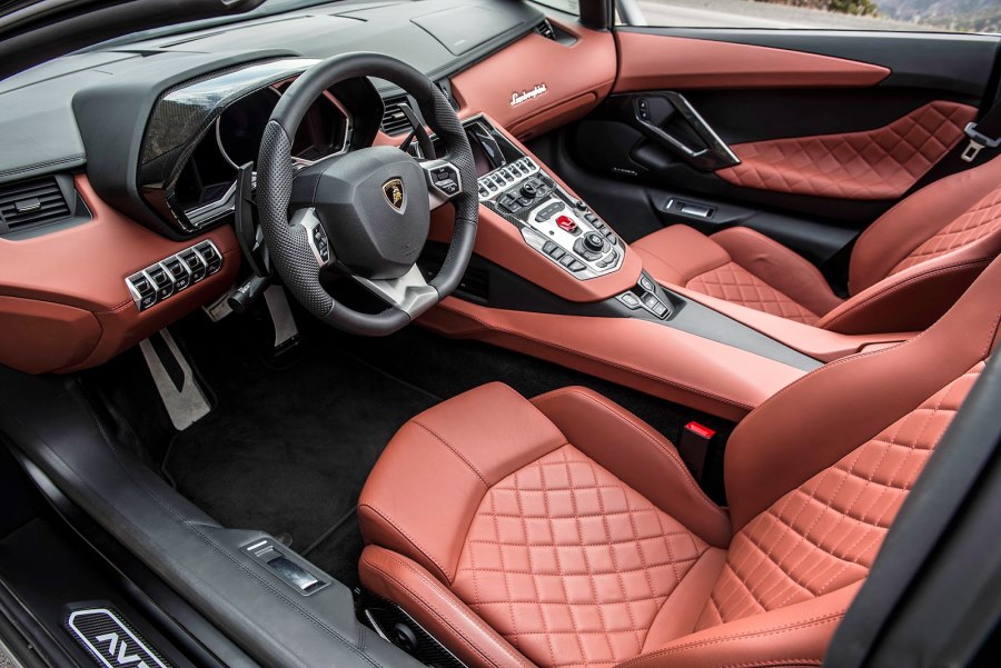 Lamborghini Aventador 2021 салон