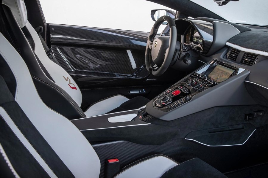 Lamborghini Aventador s салон