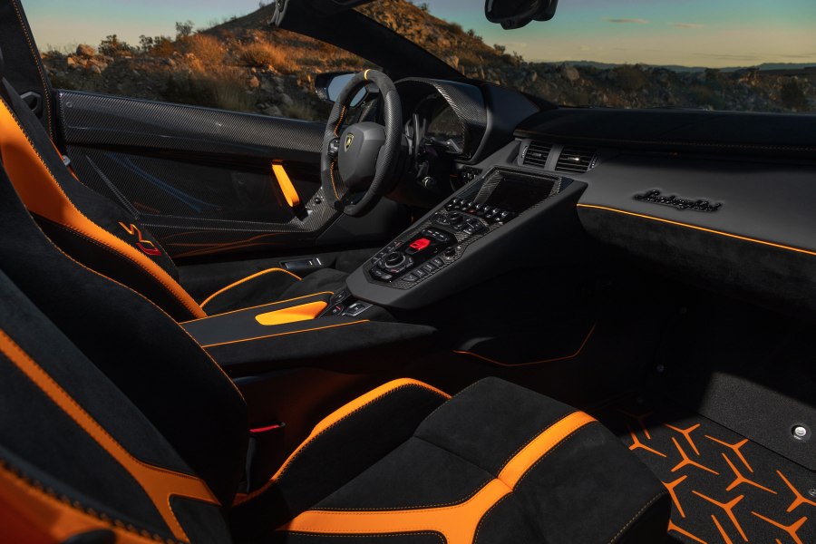 Lamborghini Aventador 2021 салон