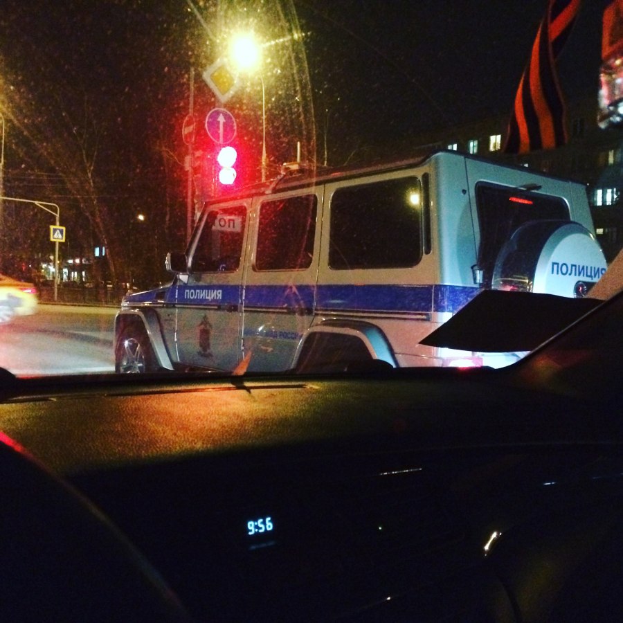 Полицейская машина ночью в городе