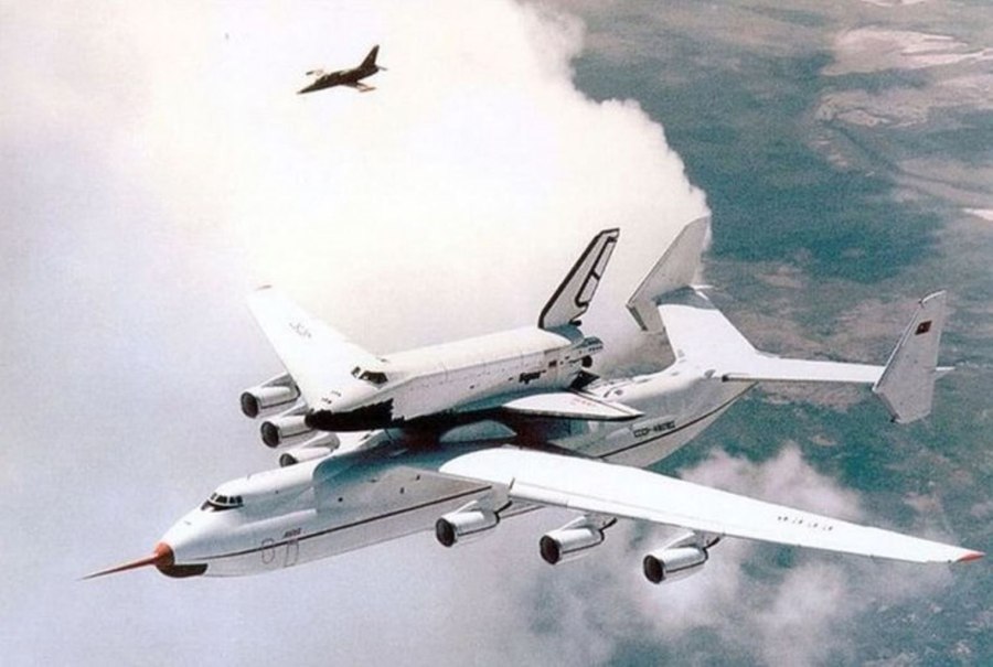 АН 225 Мрия перевозит Буран
