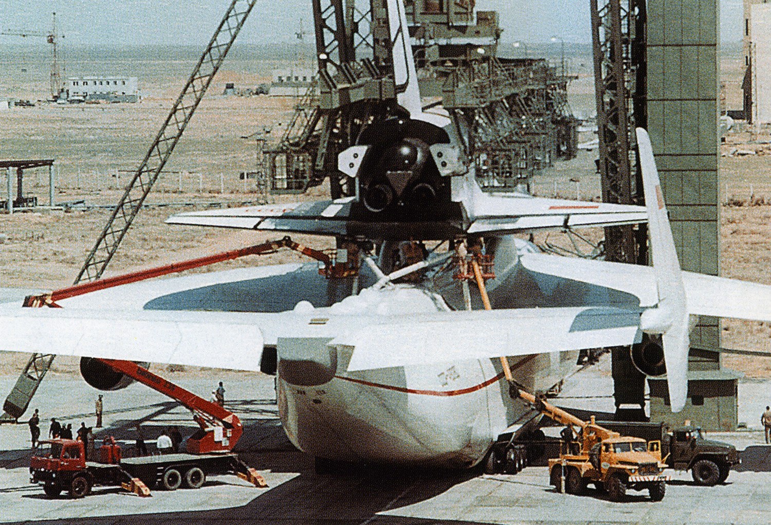 Буран что делает. Мрия АН-225 Буран. Буран космический корабль Мрия. Тяжелый транспортный самолет ВМ-Т Атлант. Мрия самолет с Бураном.