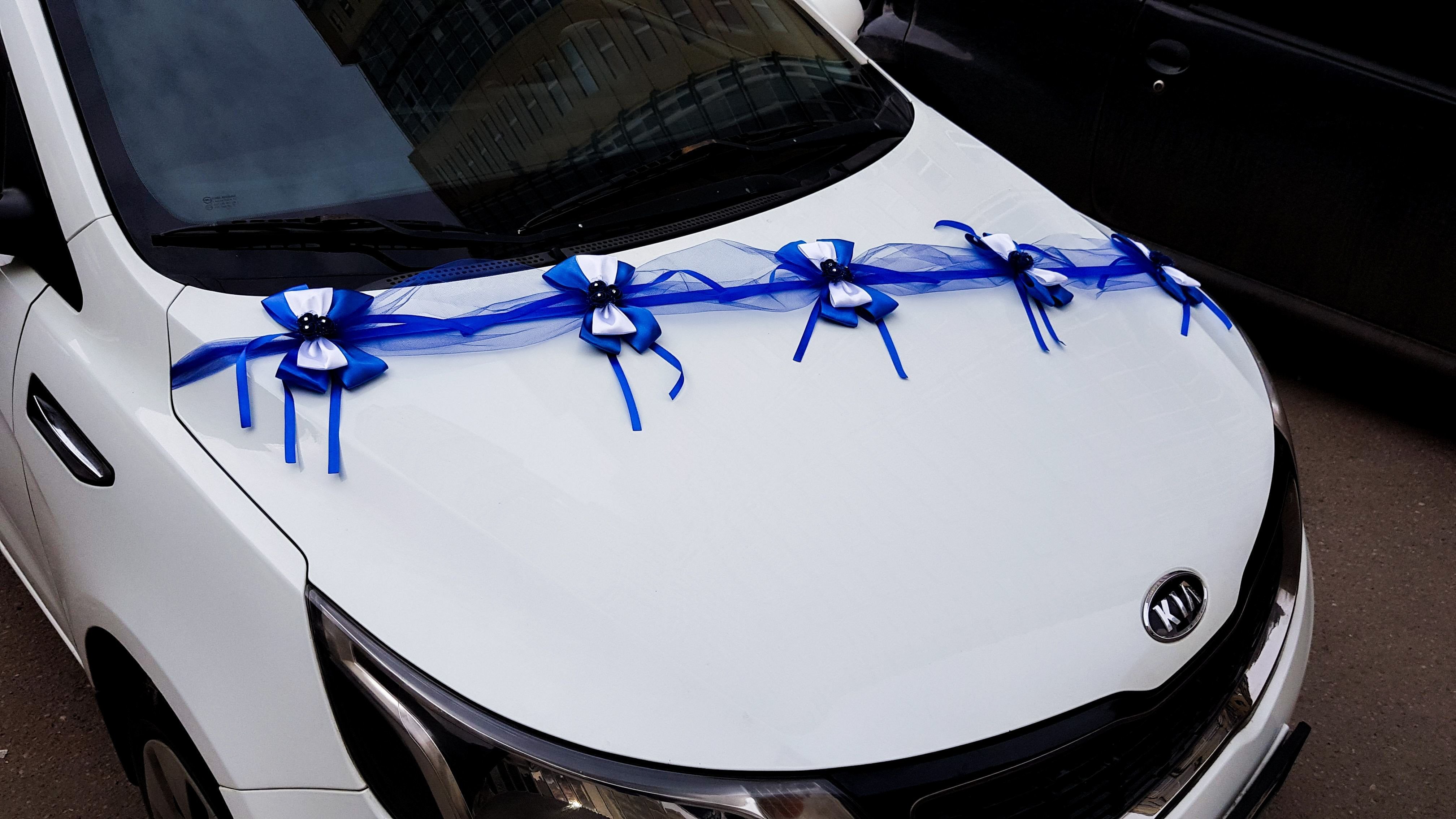 Большие банты на машину. Бант на машину. Ленты на капот. Украшение на машину с бантом. Украшения на свадебную машину из лент.