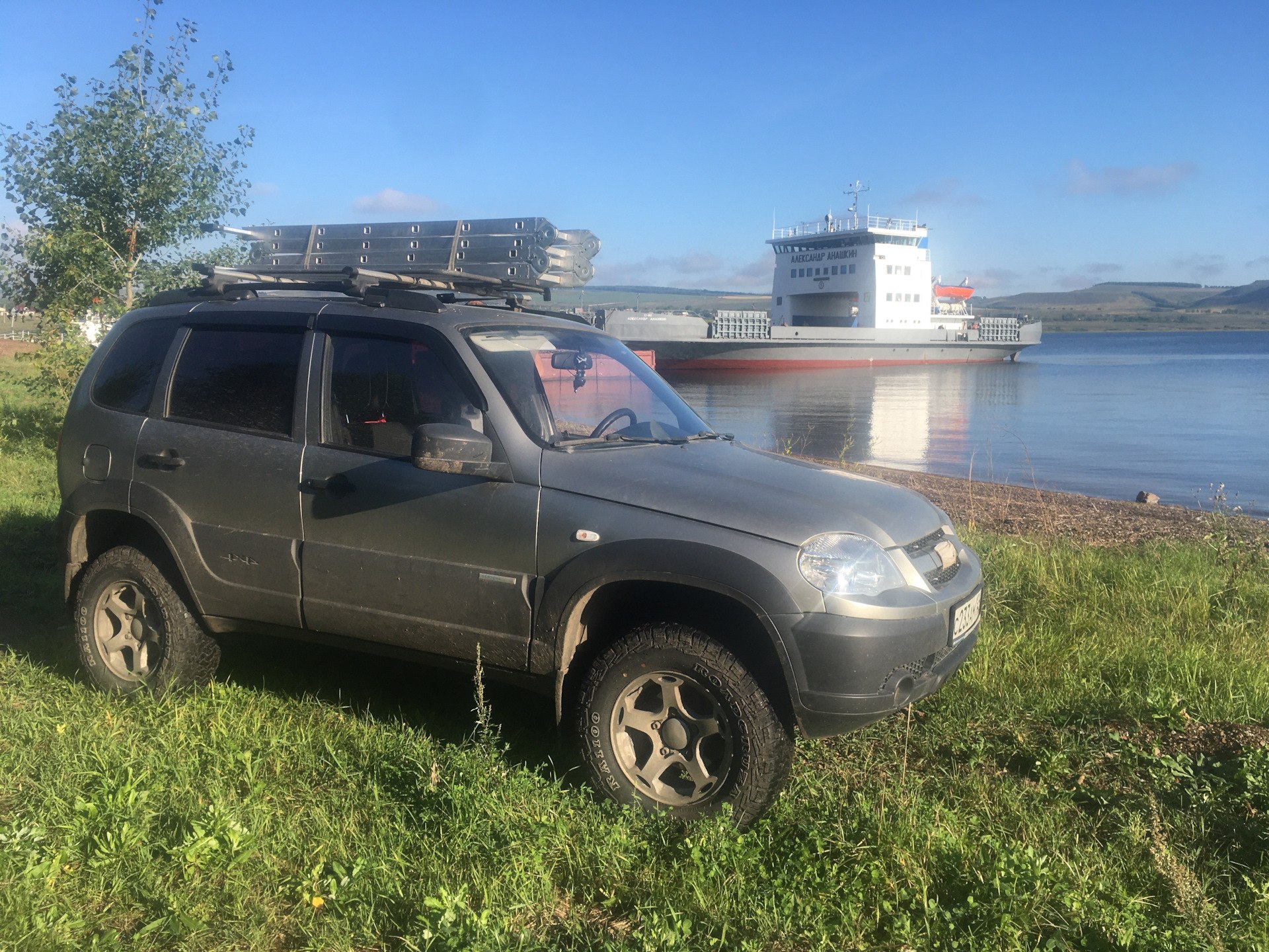 Нива шевроле r15. 215 75 15 На ниву Шевроле. 215/75 R15 на ниву Шевроле. Chevrolet Niva 215/75r15. Шевроле Нива на резине 215/75 r15.