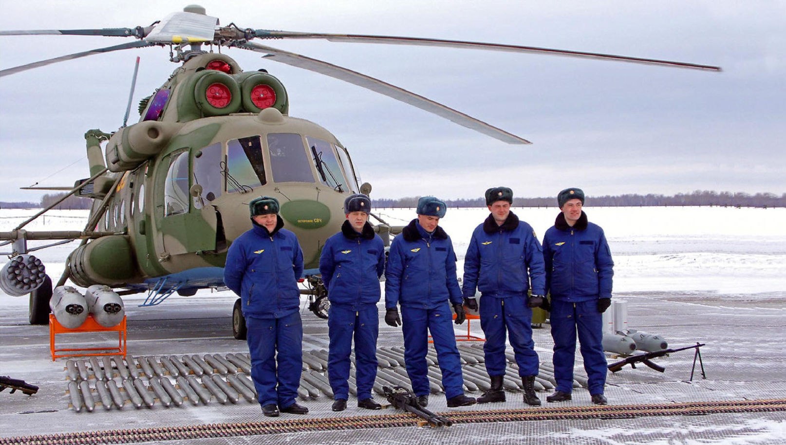 Экипаж ми8. Борттехник вертолета ми-8. ВВС вертолет ми8. Ми-8 вертолёт Россия армия. Ми-8 СПН.