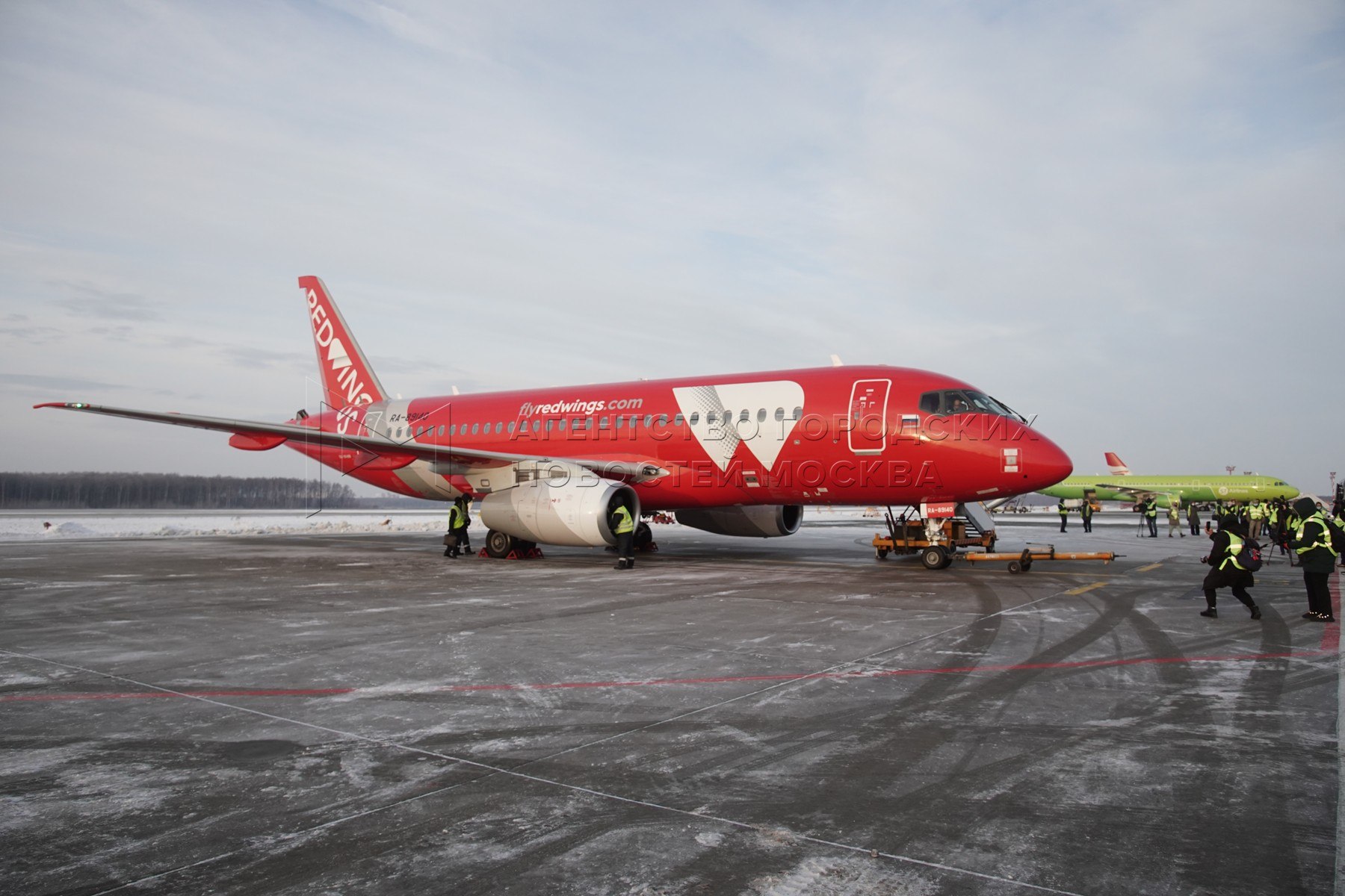 ред вингс авиакомпания. ред вингс самолеты авиакомпании. авиакомпания redwing. Red wings самолет ssj. Sukhoi superjet 100 ред вингс.