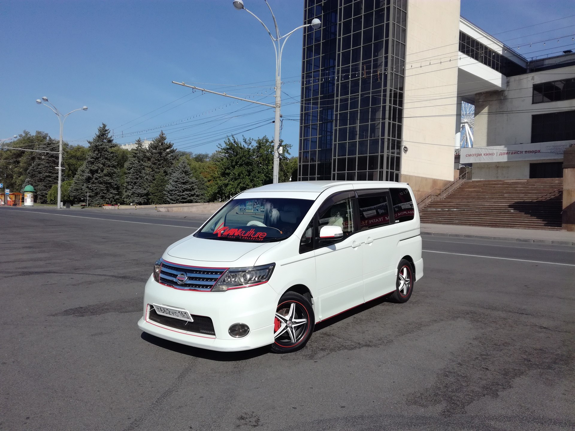 Nissan serena c 25. Ниссан Серена с25. Обвес Serena c26. Ниссан Серена сс25. Ниссан Серена белая 25.