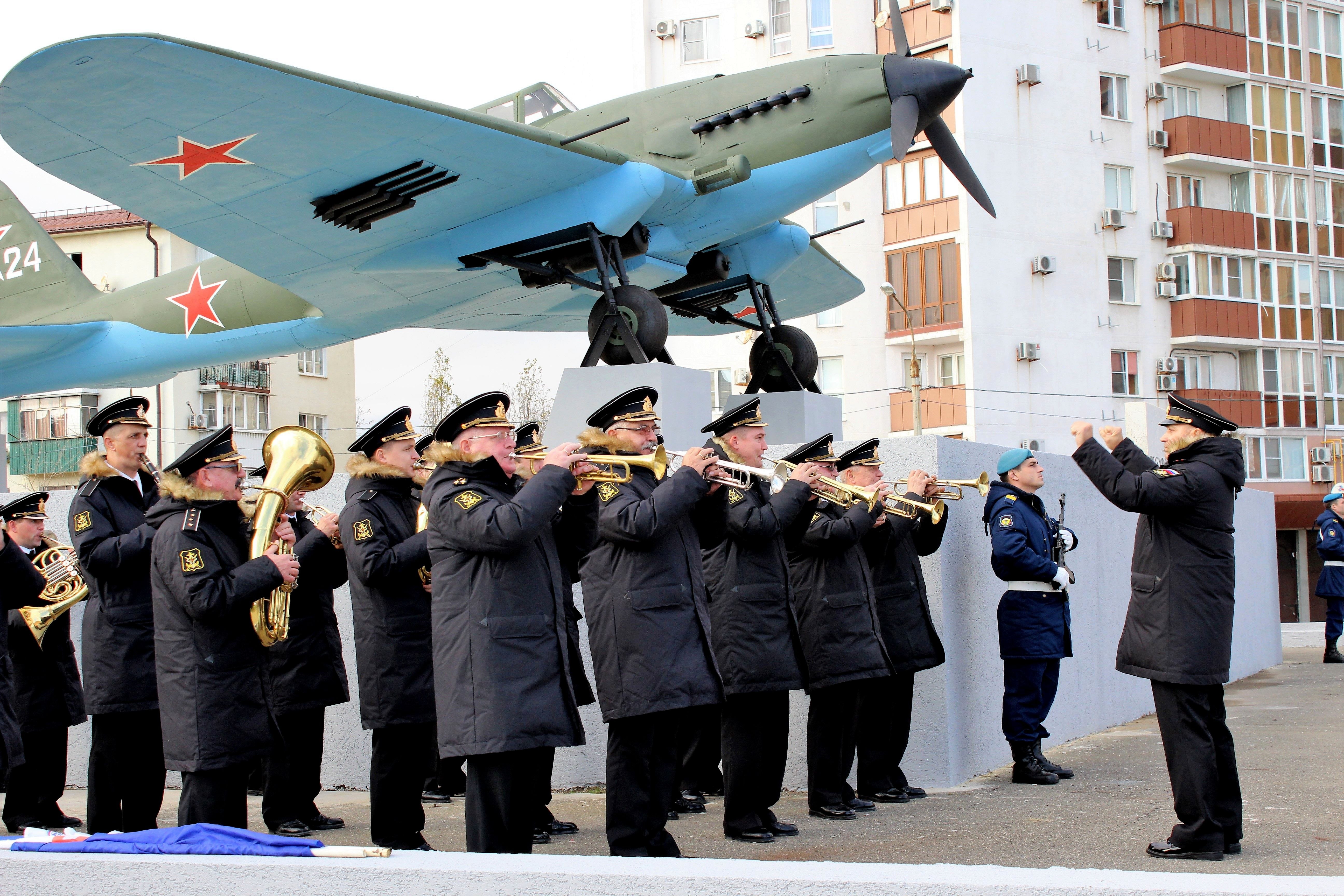 Авиабилеты новороссийск. Памятник самолет Новороссийск. Вечный самолет Новороссийск. Открытие памятника ил кача 2018. Новый памятник в Новороссийске.