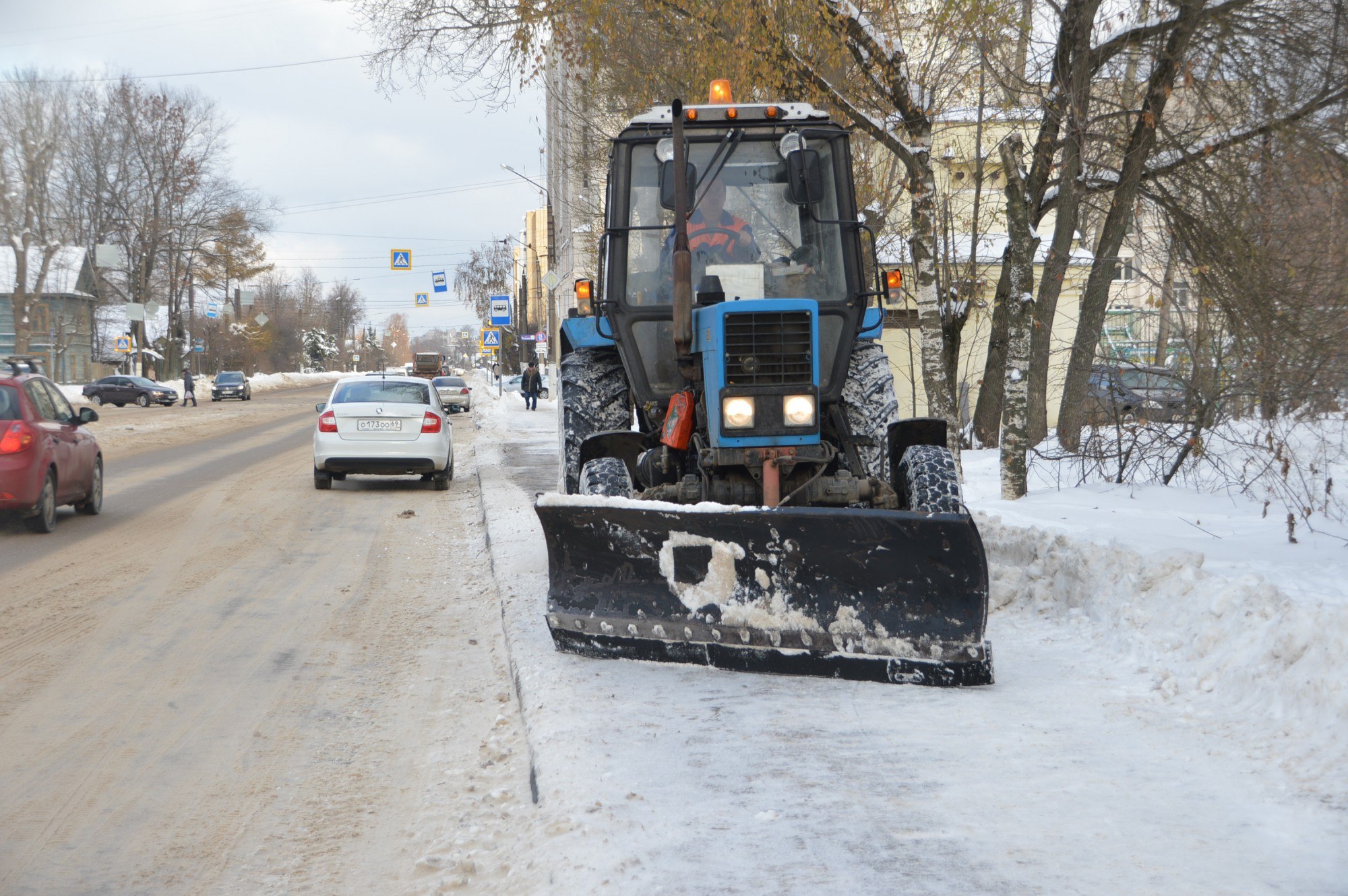 Уборка тротуаров от снега. Трактор МТЗ-80 уборркаснега. Уборка тротуаров МТЗ 320. Трактор для уборки снега на тротуарах. Уборка снега трактором.