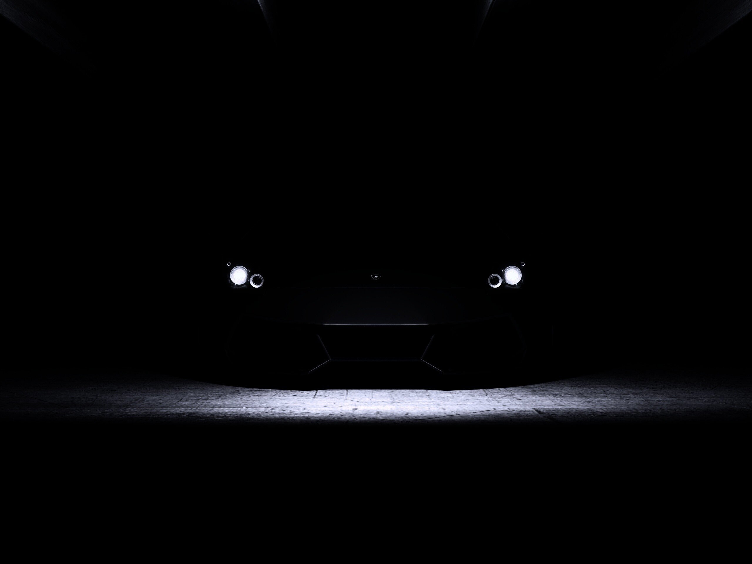 Фары черной машины. Фары в темноте. Машина в темноте. Фары машины в темноте. Черная машина в темноте.