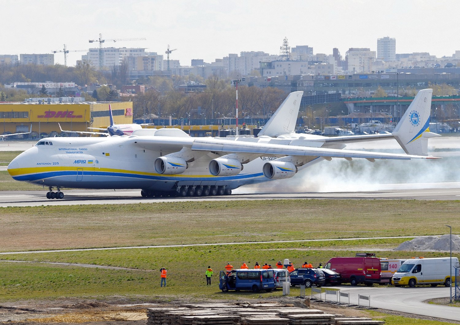 Ан мир. Самолёт АН-225. АН-225 транспортный самолёт. Самый большой самолёт в мире АН-225. Самый большой транспортный самолет АН 225.