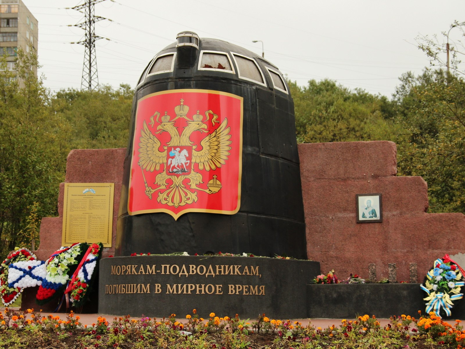 Подлодка курск. Памятник рубка подлодки «Курск» Мурманск. Мурманск памятник подводникам Курска. Памятник АПЛ Курск в Мурманске. Памятник рубка подводной лодки Курск.