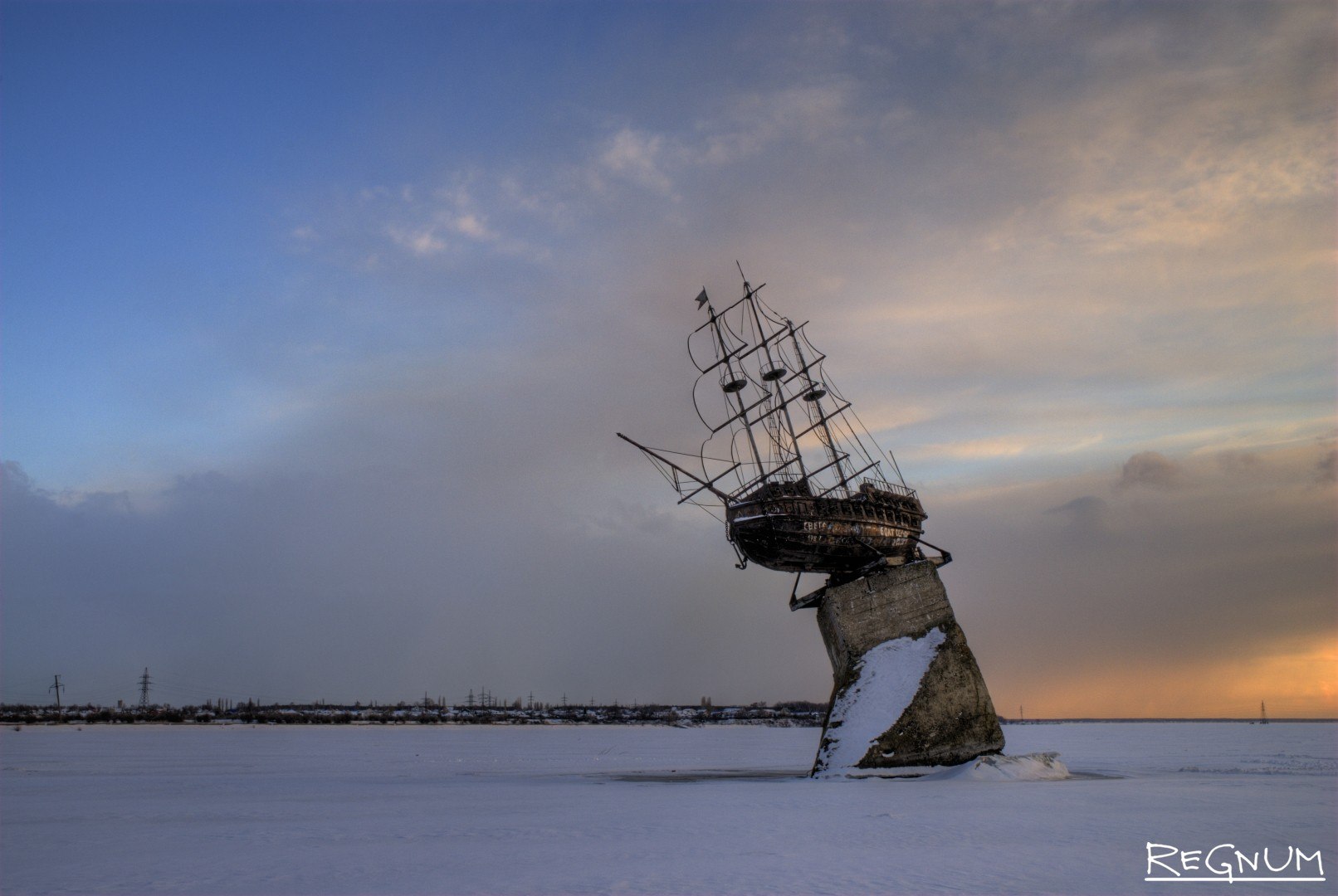 Корабль меркурий. Памятник кораблю Меркурий в Воронеже. Баркалон Меркурий Воронеж. Фрегат Меркурий Воронеж. Корабль Меркурий в Воронеже.